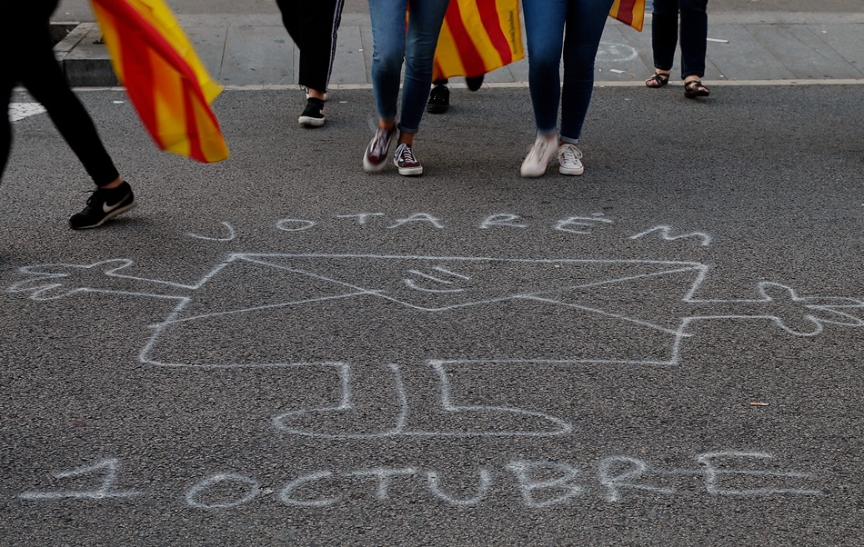  Una pintada en el asfalto reivindica el referéndum ante la Universidad de Barcelona. 