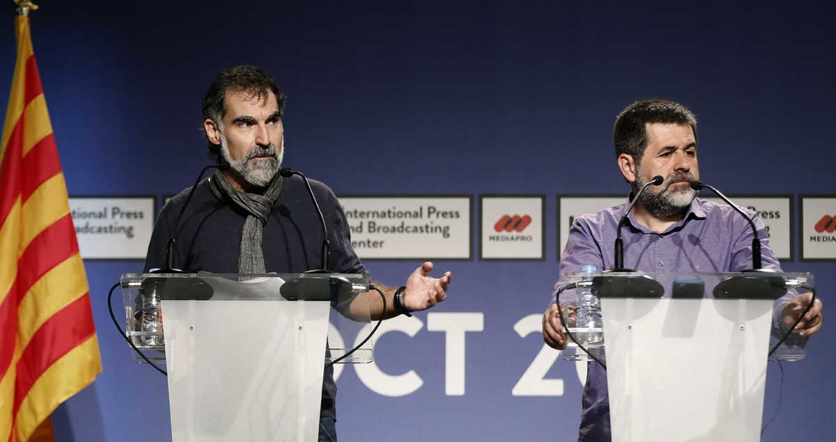 El presidente de la ANC, Jordi Sánchez (d) y el de Omnium Cultural, Jordi Cuixart, ofrecieron esta mañana una rueda de prensa conjunta en el International Press and Broadcasting Center para valorar la actualidad política en vísperas del 1-O. 