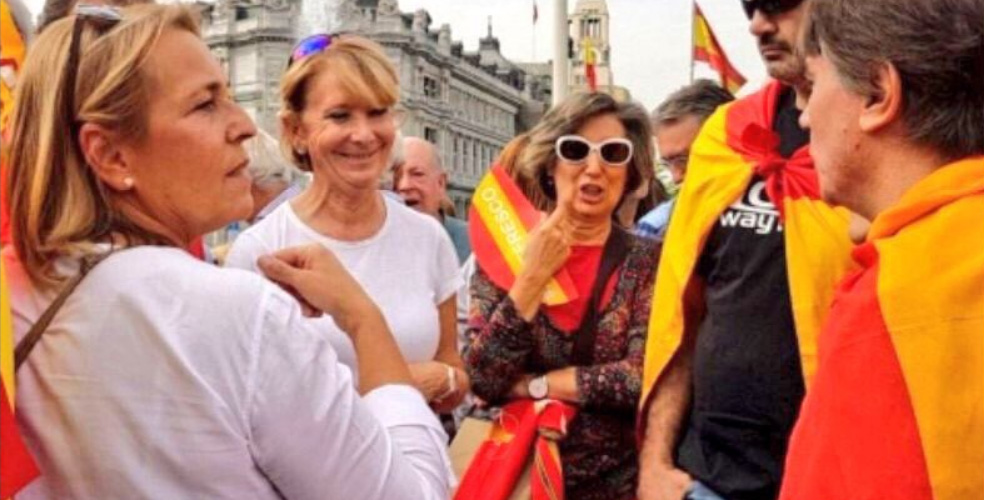 Esperanza Aguirre en una manifestación pre referéndum en la que se cantó el Cara al Sol
