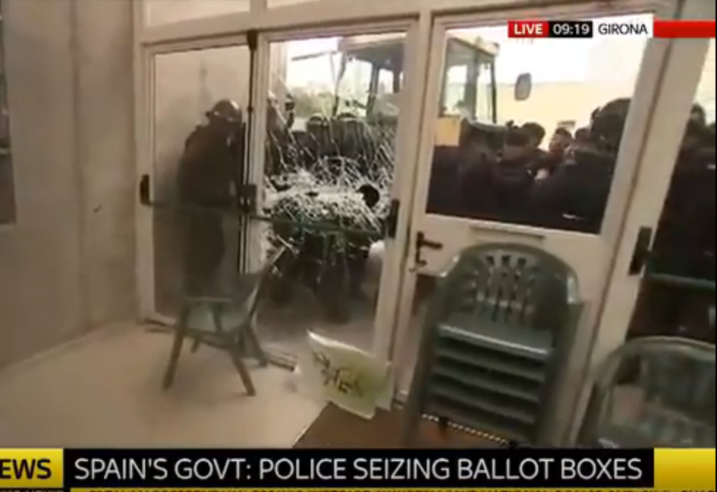 Antidisturbios revientan la entrada de un centro de votación en Girona