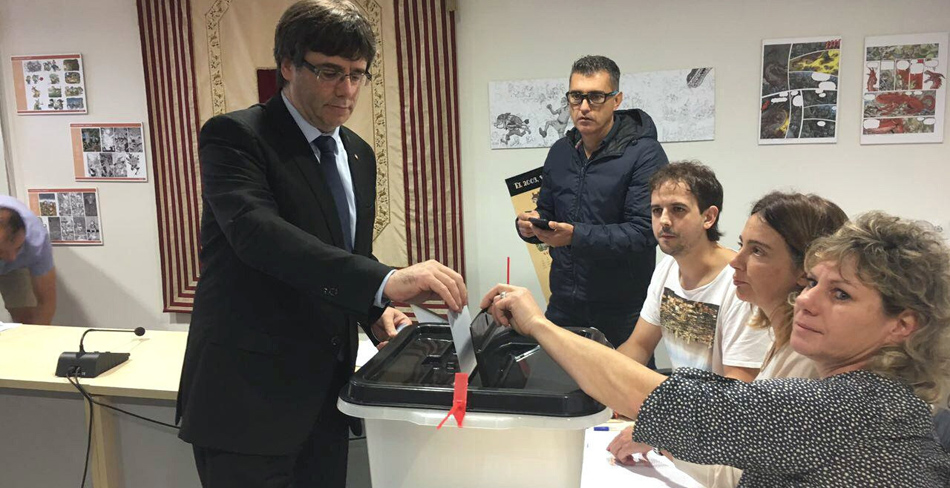 Foto facilitada por el Govern de  Carles Puigdemont en el momento de votar en Cornellá de Terri, tras evitar acudir al colegio electoral que tenía previsto