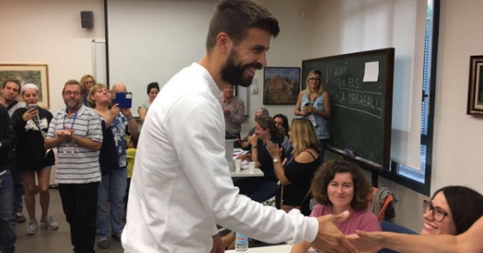 Piqué votando en el referéndum independentista