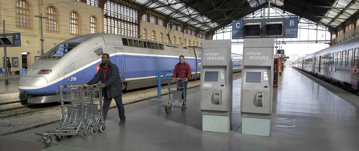 Vista de un andén de la estación ferroviaria de Saint Charles en Marsella, al sur de Francia. 