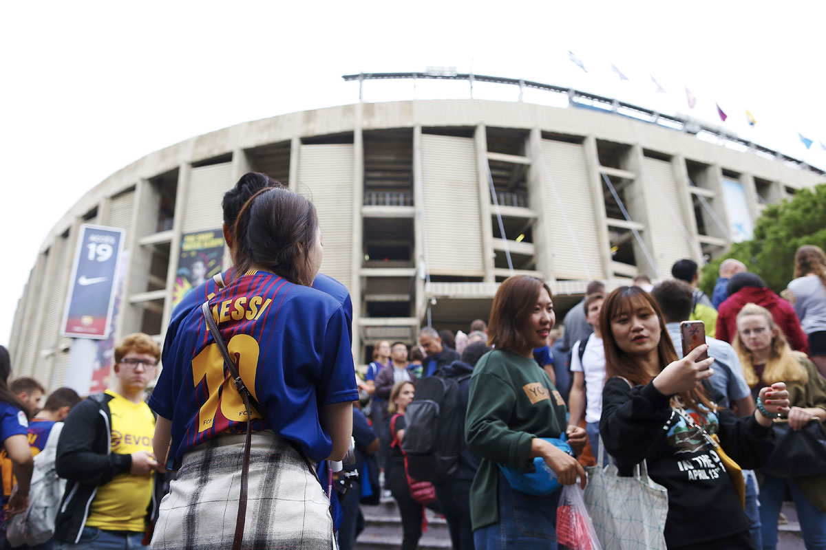 Ambiente en las puertas del estadio Camp Nou tras decretarse a puerta cerrada el partido del 1-O