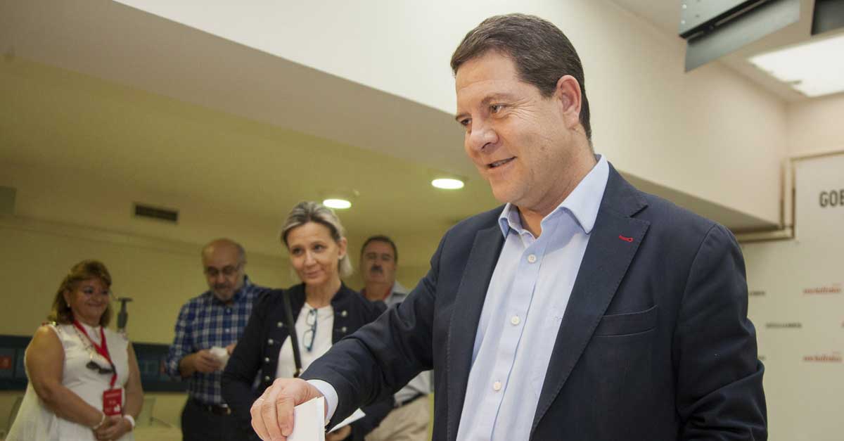 El presidente de Castilla-La Mancha, Emiliano García-Page, cuando ejerció su voto hoy en Toledo en el proceso de elecciones primarias para elegir al secretario general del PSOE de Castilla-La Mancha.