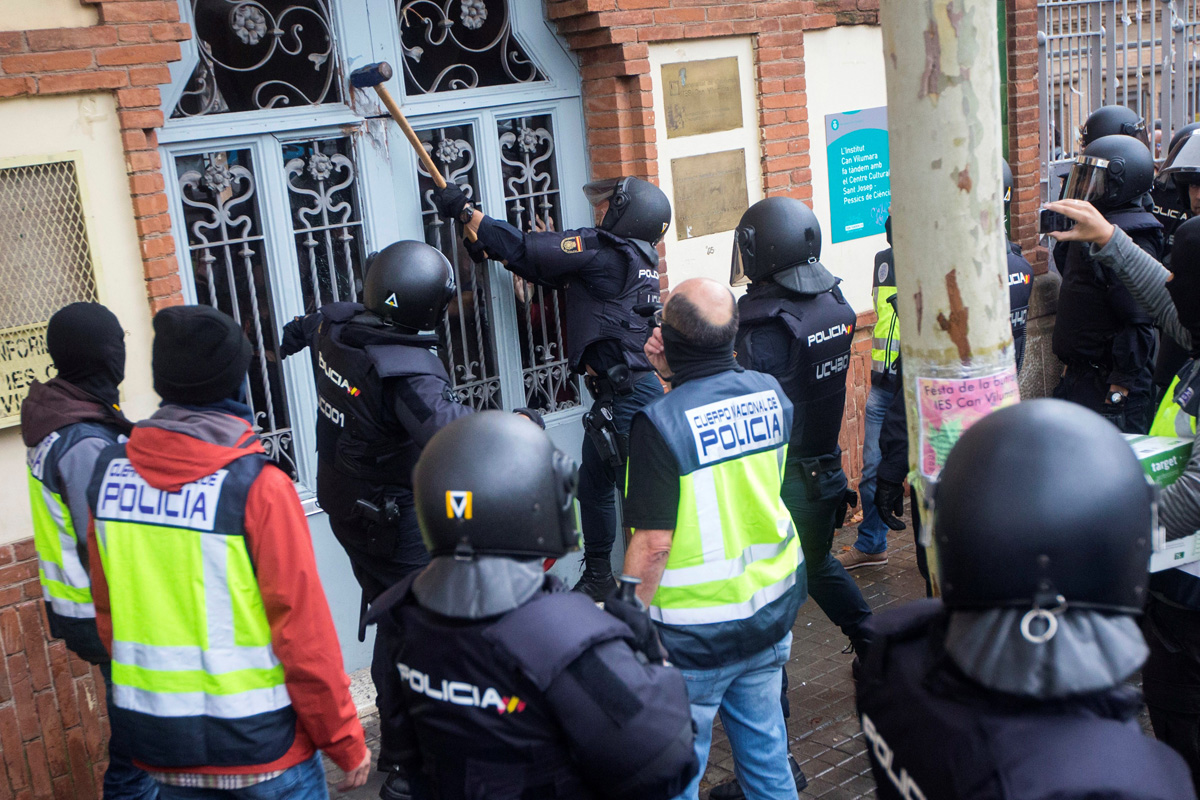 Agentes antidisturbios de la Policía Nacional a las puertas del Instituto Can Vilumara de L'Hospitalet de Llobregat