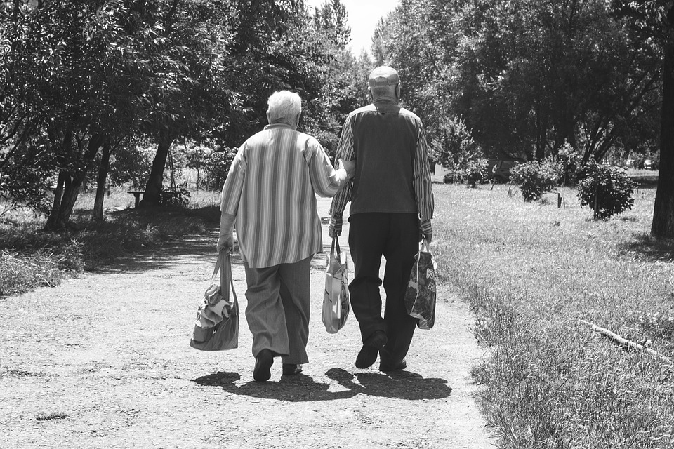 Dos personas mayores. Fuente: Pixabay.