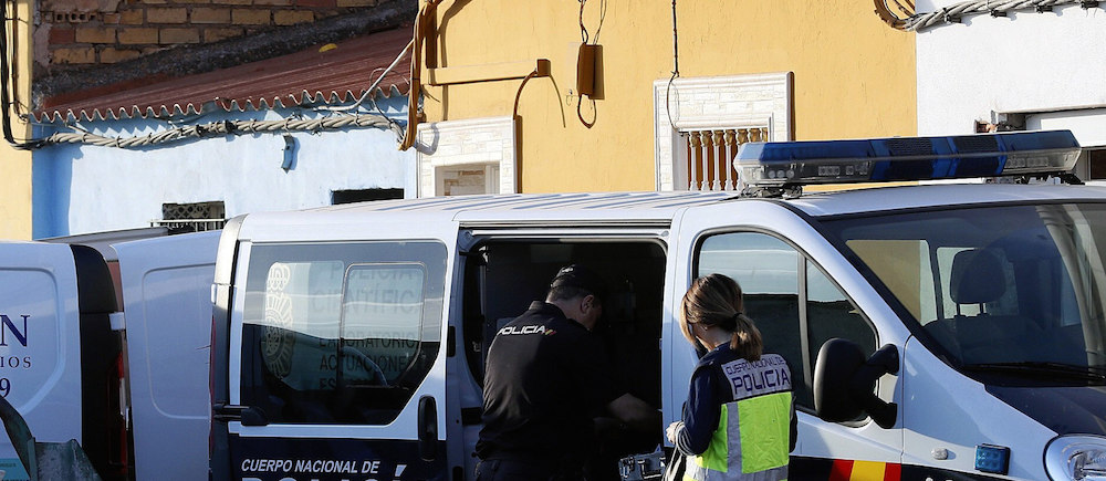 Efectivos policiales ante la vivienda en cuyo patio fueron hallados los cuerpos enterrados en sosa cáustica.