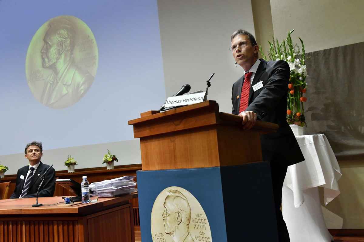 El presidente del comité que elige el Nobel de Medicina, Thomas Perlmann, anuncia los ganadores del Premio Nobel de Medicina 2017 fuente EFE