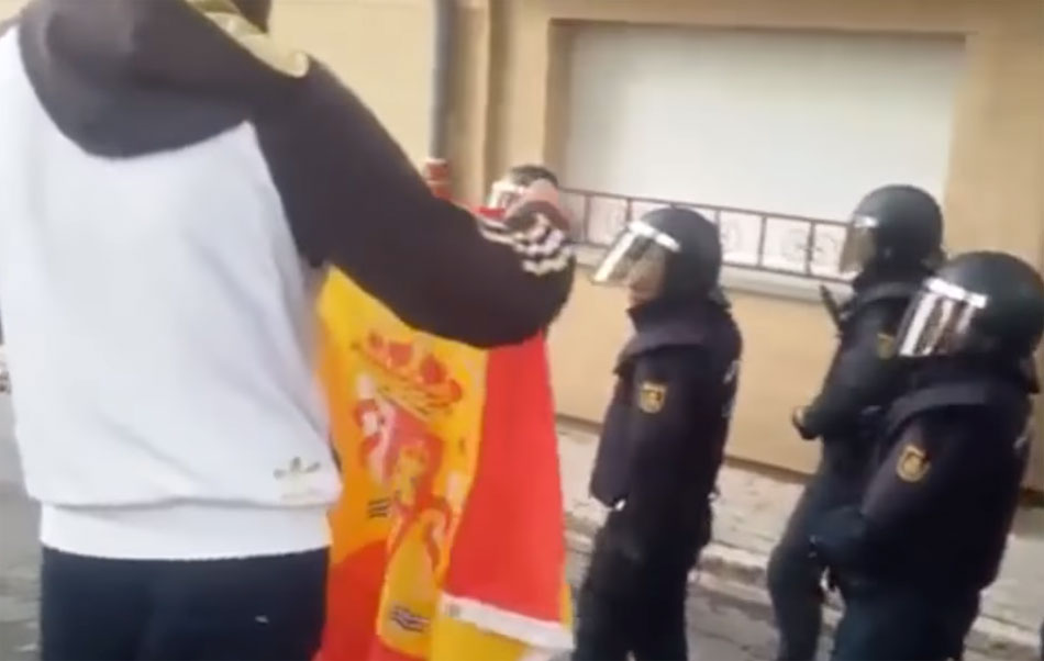 Gitanos de Gerona arengando a los agentes de la Policía Nacional