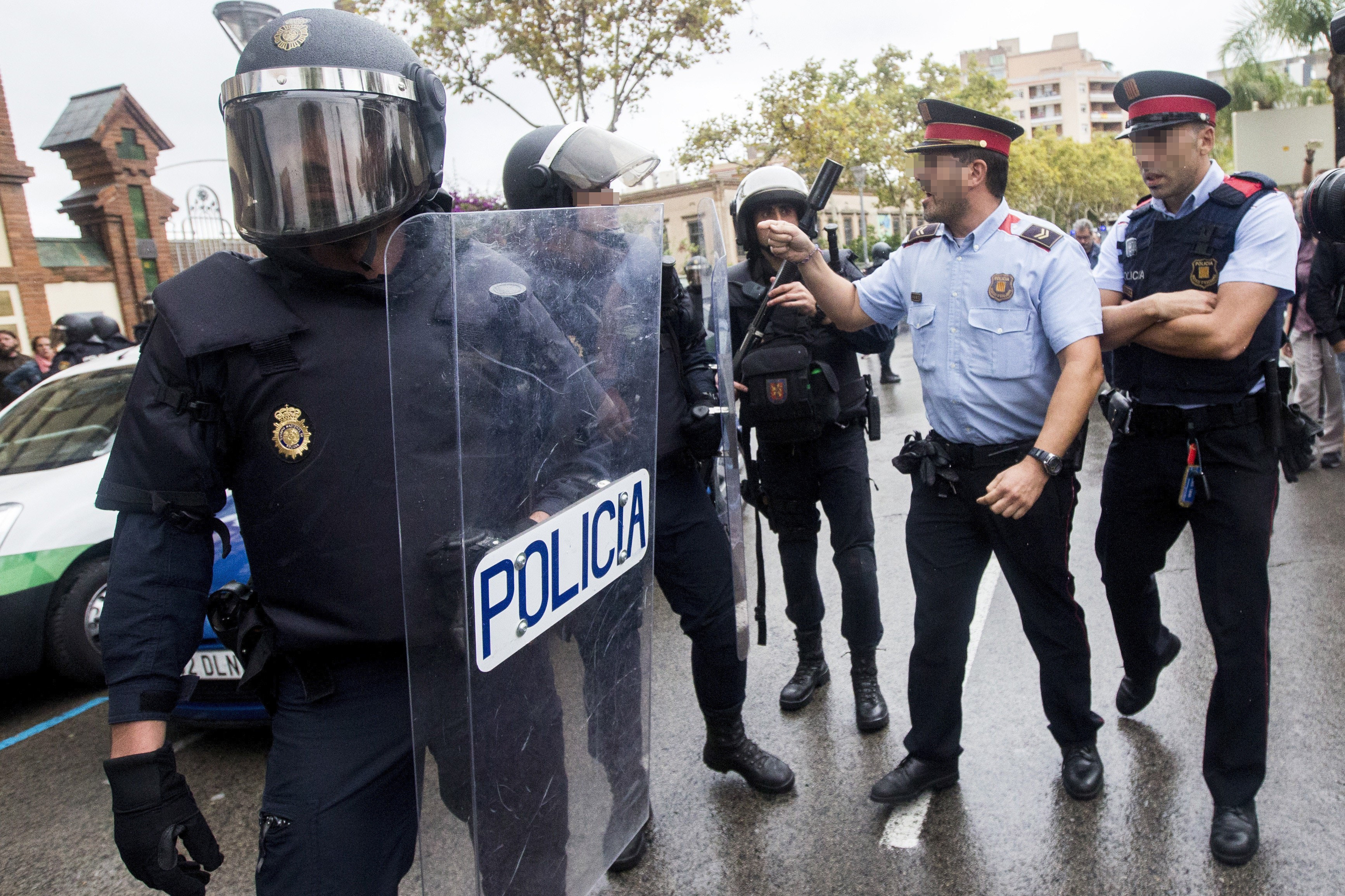 Enfrentamientos de la policía con los ciudadanos que querían votar