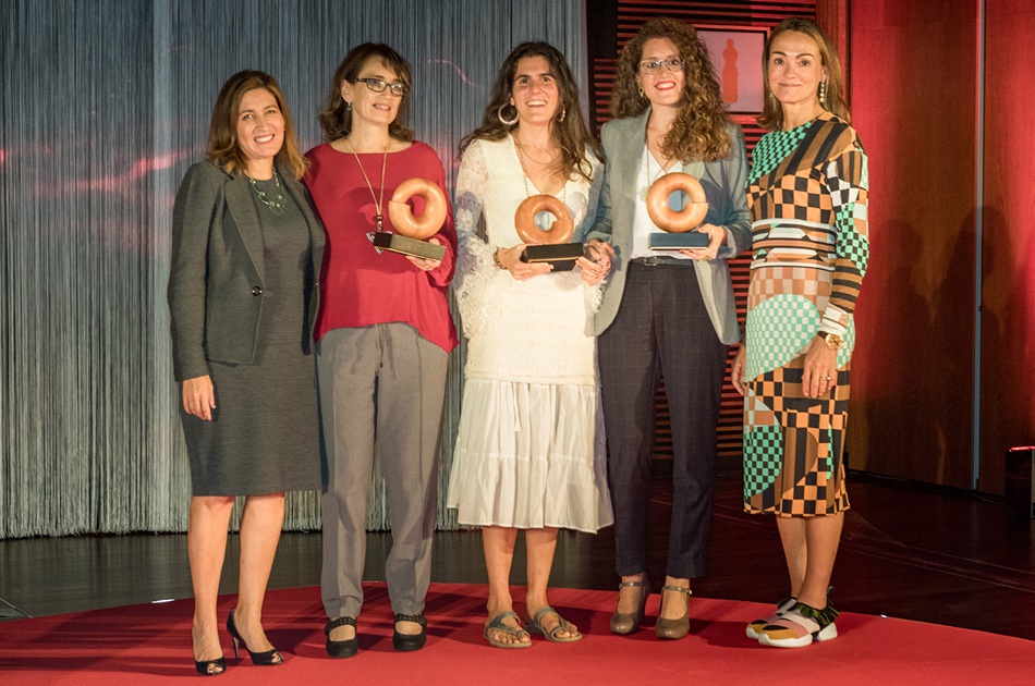 Las ganadoras de la primera edición de GIRA Mujeres, M. Rodríguez, B. Pérez y L. Romero, junto a la Vicepresidenta de The Coca-Cola Company , Bea Pérez (izda), y la presidenta de Coca-Cola Coca-Cola European Partners, Sol Daurella.