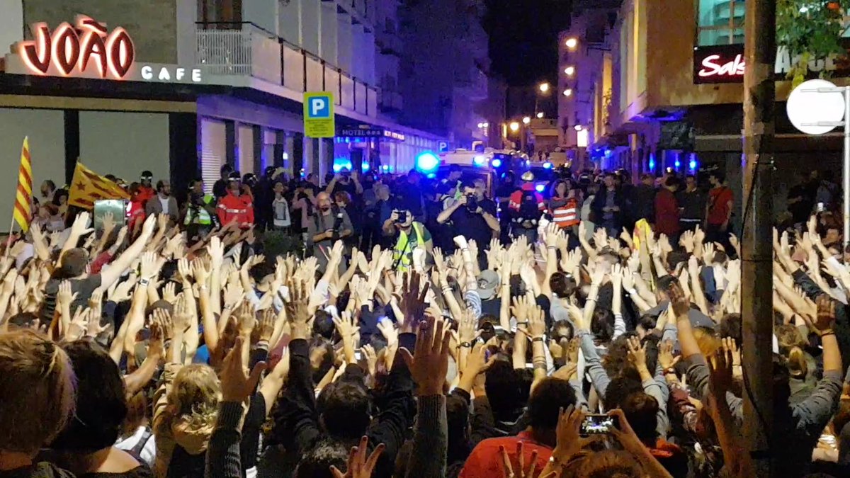 Escrache en el hotel de Pineda de Mar donde se alojaban policías y guardias civiles (@LauraAbLo)