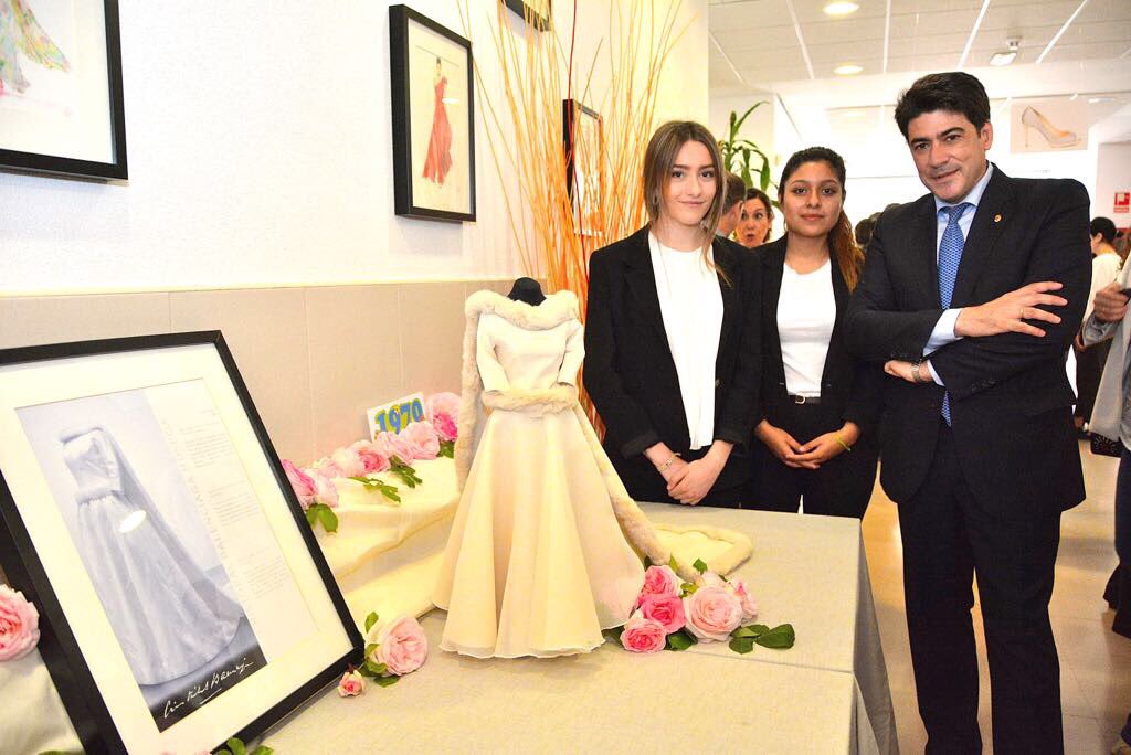 David Pérez visita a las estudiantes de Confección del Instituto Fuenllana. 