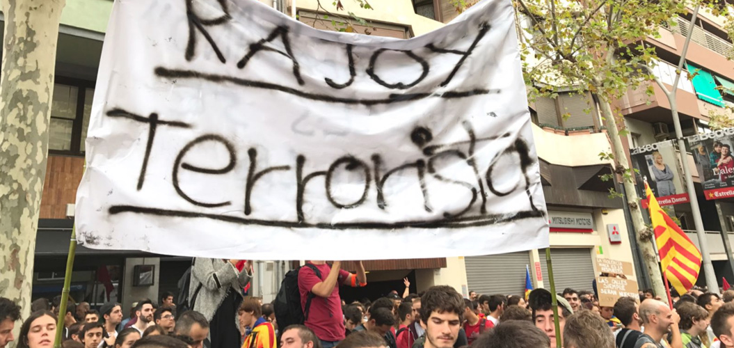 Pancarta contra Rajoy frente a la sede del PP