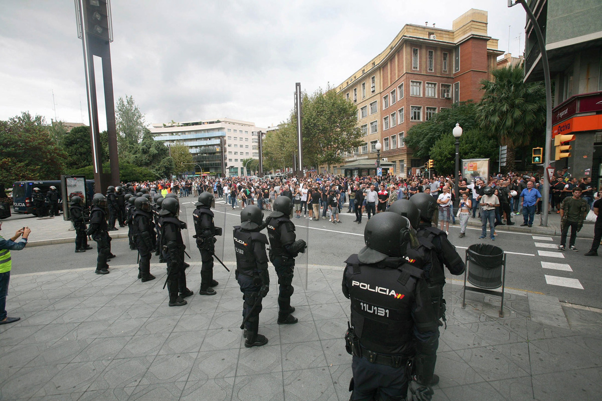 Agentes de la policía nacional mientras formaban un cordón policial en el exterior del IES Tarragona