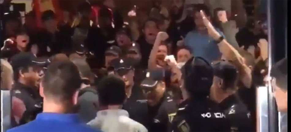 Policías nacionales reciben a sus compañeros con aplausos y gritos de "¡viva España!"