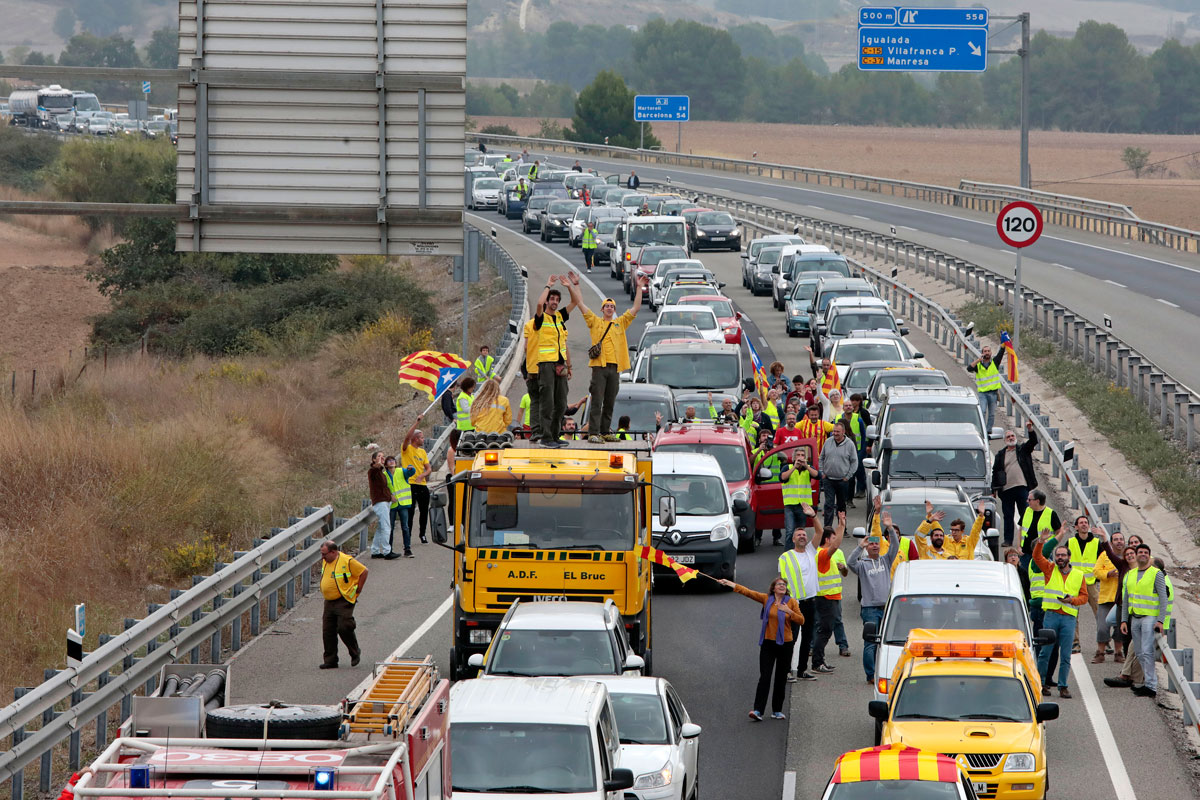 Un grupo de manifestantes, ha cortado la autovía A-2 por diversos puntos durante la jornada