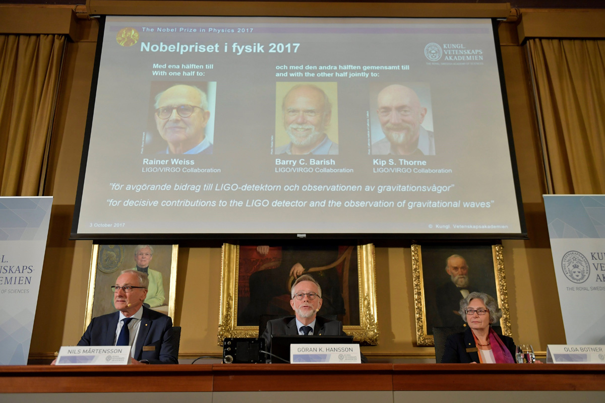El secretario permanente de la Real Academia de las Ciencias, Göran K. Hansson (abajo, c), anuncia a los galardonados con Premio Nobel de Física fuente EFE