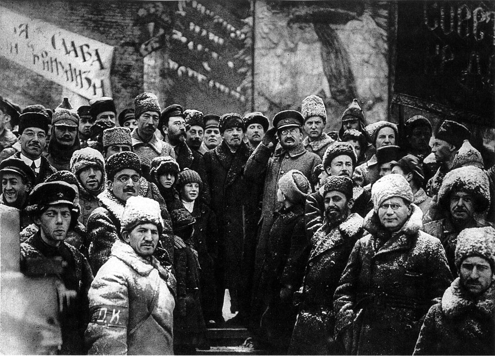 Lenin (en el centro, de negro), en el segundo aniversario de la Revolución de octubre.