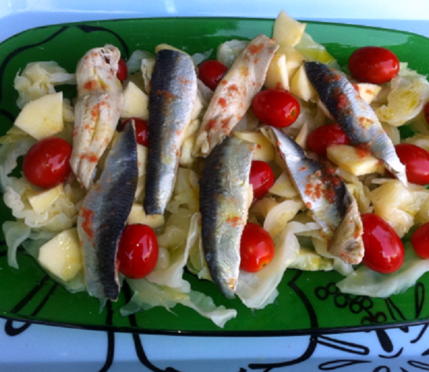 Ensalada de repollo con sardinas y estofado de bonito