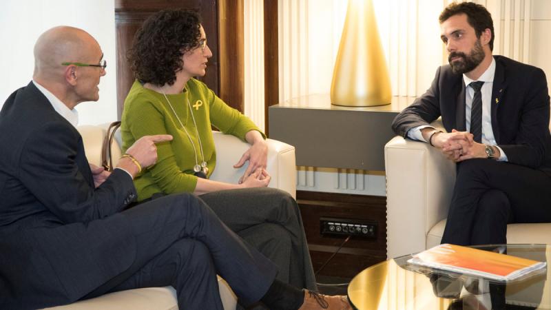El presidente del Parlament, Roger Torrent (d) junto a Marta Rovira (c) y Raül Romeva (i) de ERC