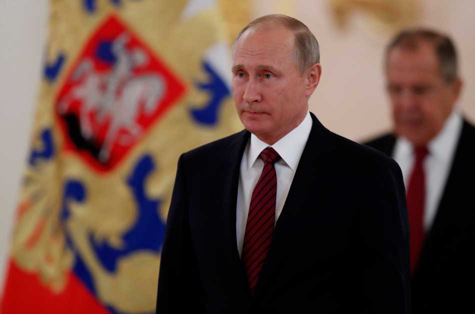 El presidente ruso, Vladímir Putin, llega a la ceremonia de presentación de credenciales de nuevo embajadores en el Kremlim, Moscú, este 3 de octubre. EFE