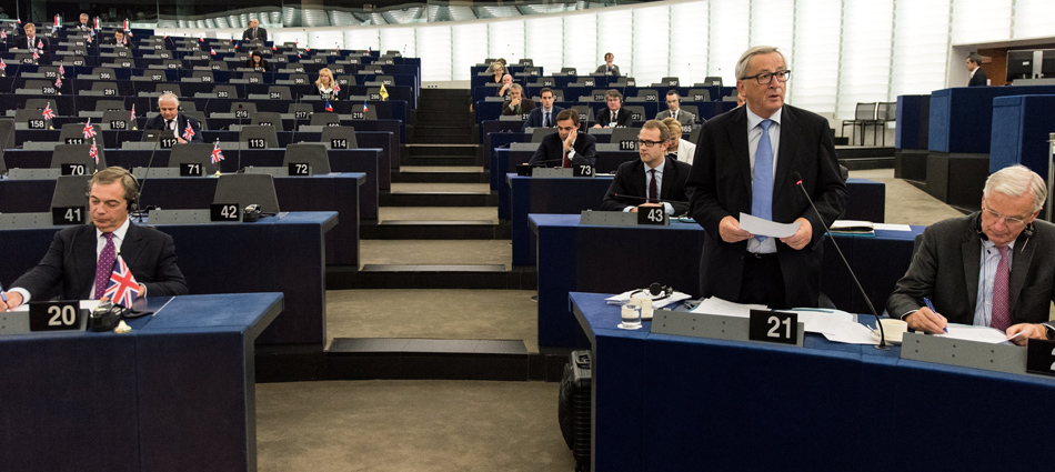 El presidente de la Comisión Europea, Jean-Claude Juncker (2d), en un momento de su intervención en el Parlamento Europeo, ante el eurófobo Nigel Farage (UKIP)
