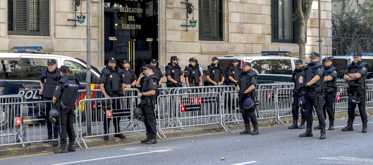 Un grupo de policías nacionales custodia la Delegación del Gobierno en Barcelona fuente EFE