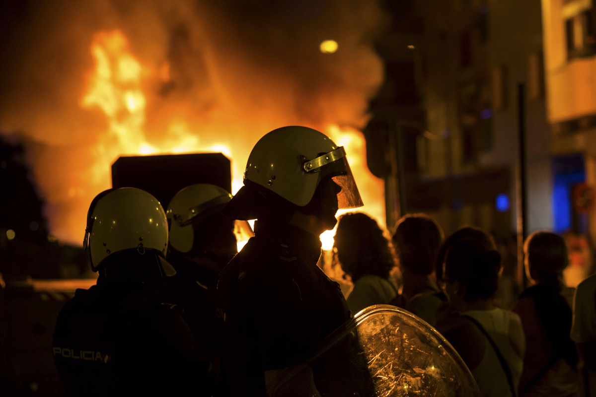 Los bomberos del parque de Murcia han sofocado esta madrugada tres incendios originados en varios contenedores de basura y en una máquina que trabaja en las obras del tendido ferroviario en Santiago el Mayor