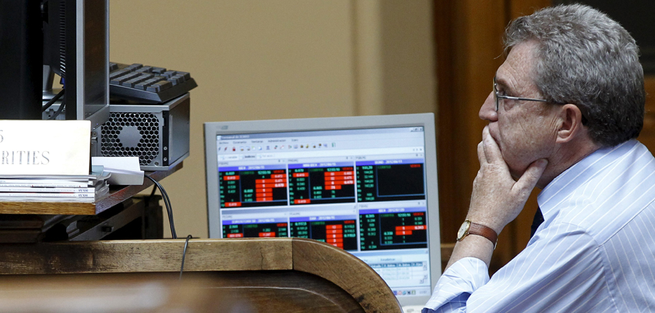 Un operador observa las oscilaciones del mercado durante una sesión de la Bolsa de Madrid