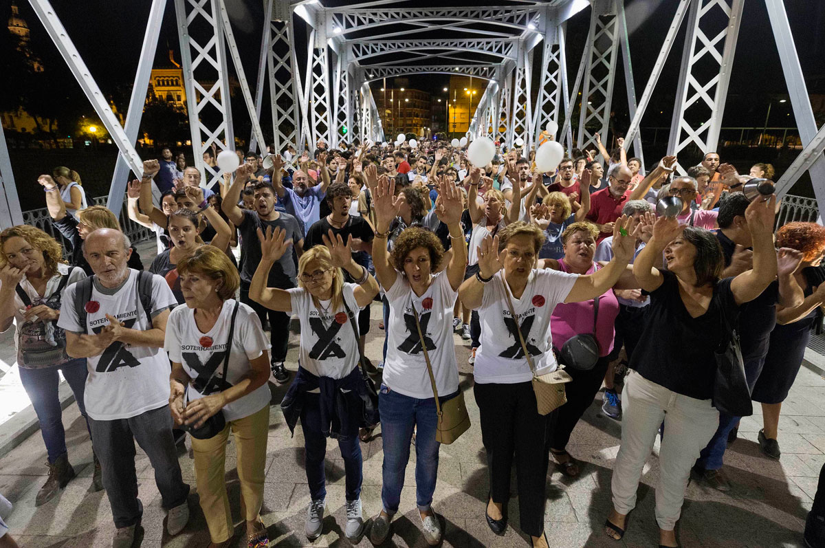 Centenares de personas se han manifestándose por las calles del centro de Murcia para reclamar el soterramiento de las vías.