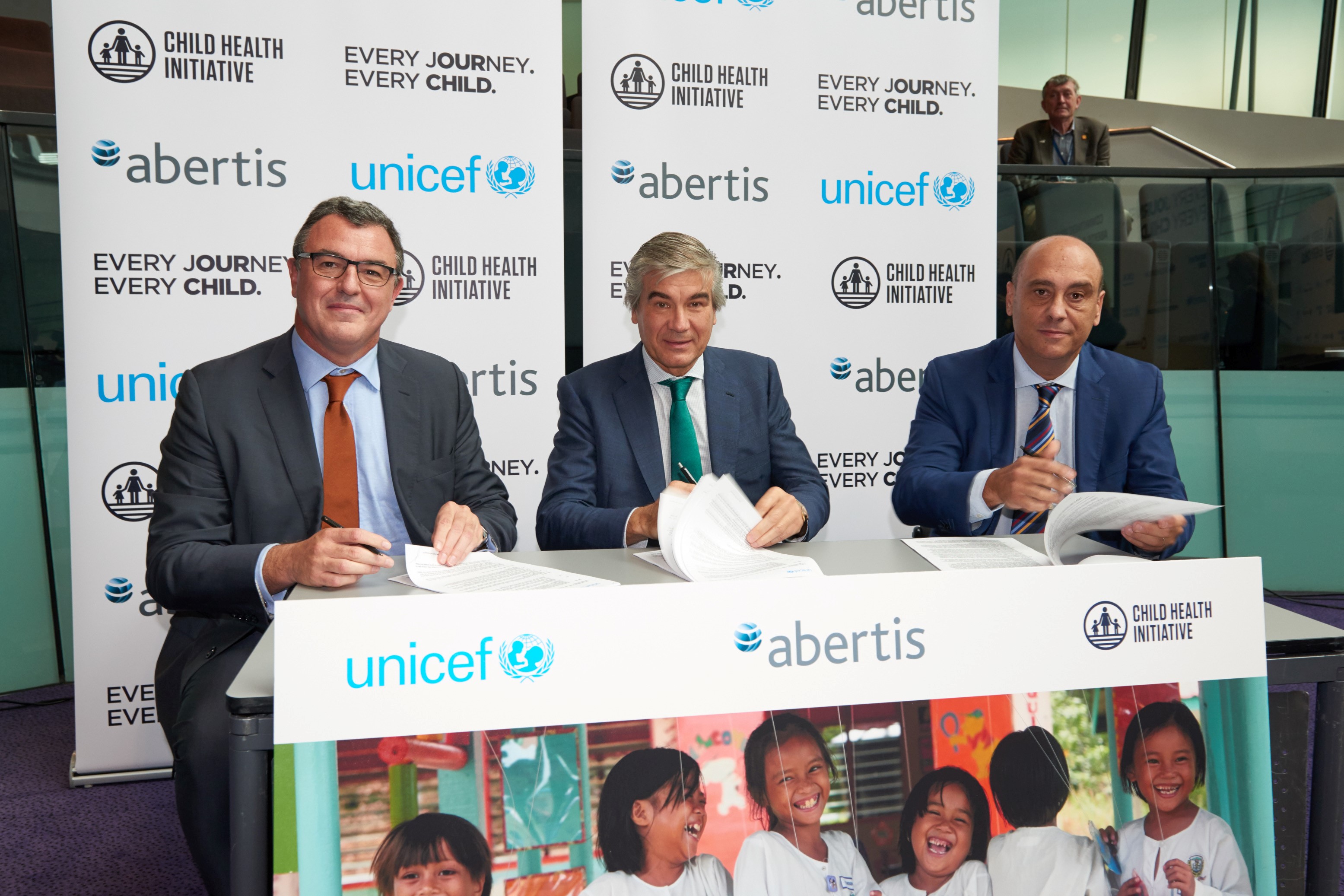 El responsable del área de Sector Privado de UNICEF para América Latina y el Caribe, Jorge Olague (i), el presidente de Abertis, Francisco Reynés (c), y el director ejecutivo de UNICEF España, Javier Martos (d)