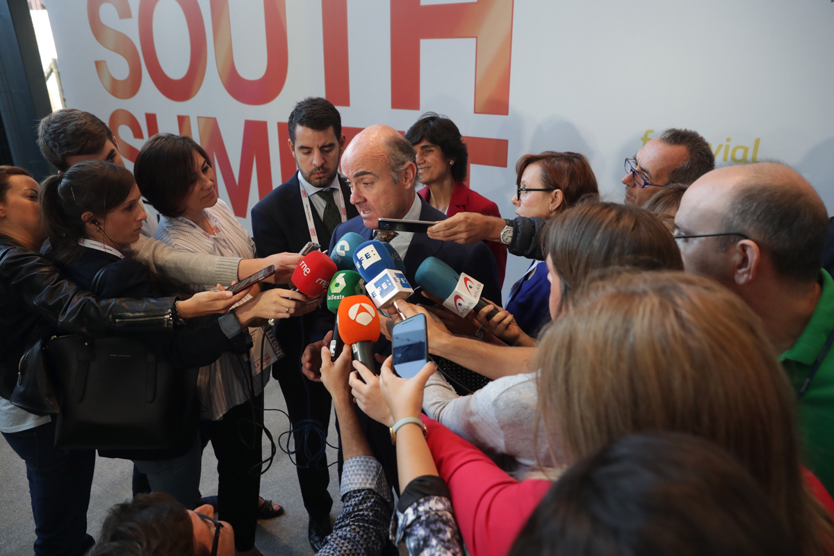 El ministro de Economía, Luis de Guindos, hace declaraciones a los medios de comunicación
