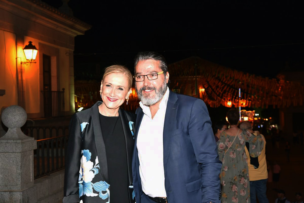 La presidenta de la Comunidad de Madrid, Cristina Cifuentes, junto con el alcalde de Brunete, Borja Gutiérrez