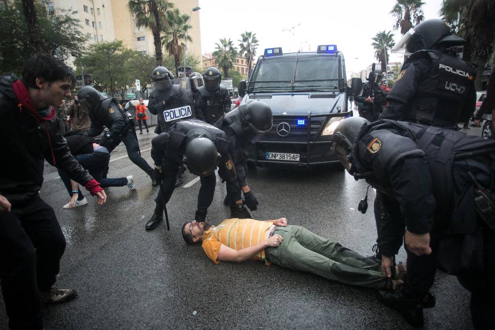 Agentes de la Policía Nacional en su actuación en Cataluña