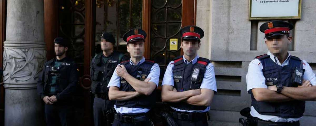 Agentes de la Guardia Civil y de los Mossos d'Esquadra en la puerta de la Conselleria de Economía. 