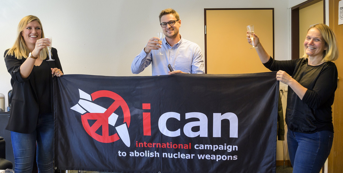 La directora ejecutiva de Campaña Internacional para la Abolición de las Armas Nucleares (ICAN), Beatriz Fihn (i); el coordinador de ICAN, Daniel Hogsta (c), y Grethe Ostern (d), del comité de dirección de ICAN