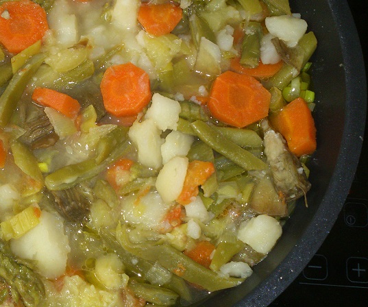 Menestra de verduras de otoño y carrillera de cerdo con patatas