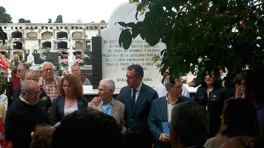 El alcalde Juan Espadas, en el centro, con socialistas sevillanos en un acto en memoria de las víctimas republicanas.