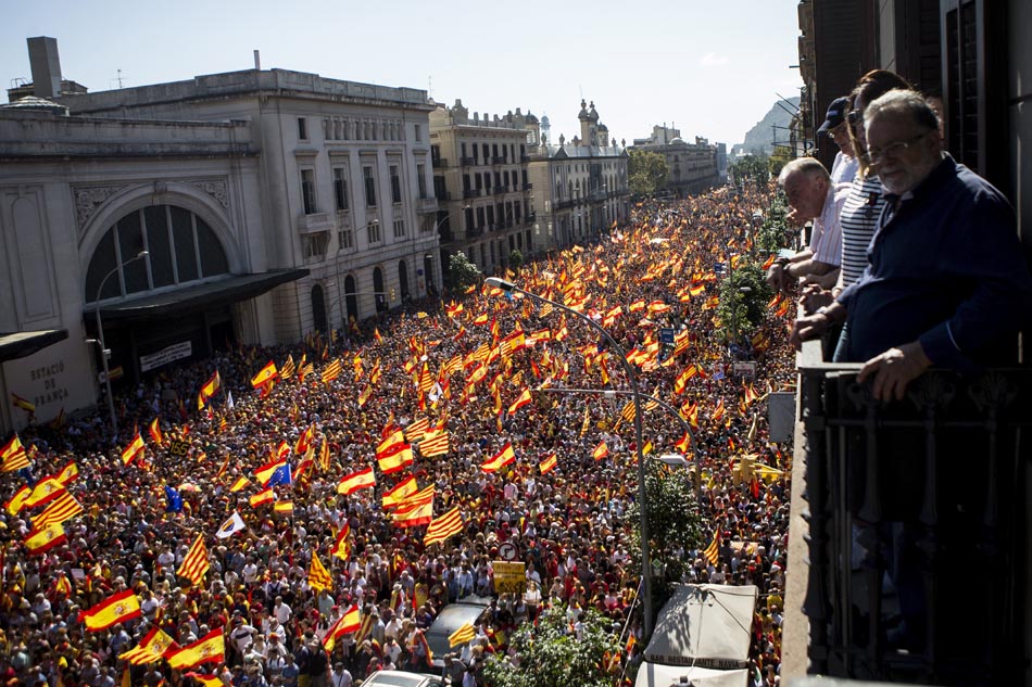 Asistentes escuchan los discursos finales en la manifestación convocada por Societat Civil Catalana hoy en Barcelona en defensa de la unidad de España bajo el lema "¡Basta! Recuperemos la sensatez" y en la que se han participado miles de personas.