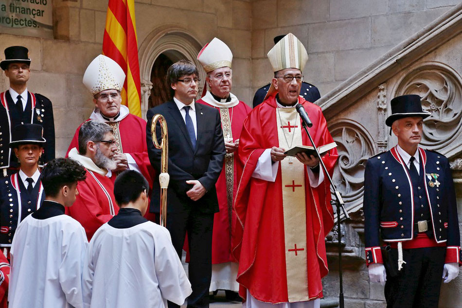 El presidente de la Generalitat, Carles Puigdemont, junto a obispos catalanes el día de Sant Jordi