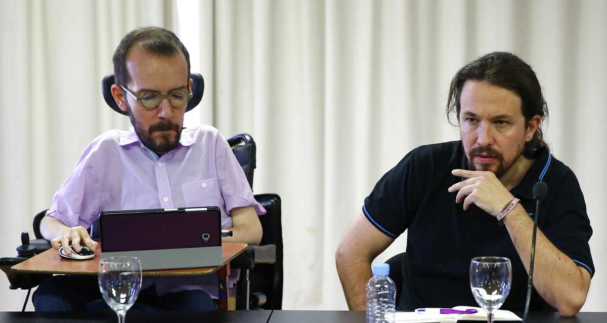 El líder de Podemos, Pablo Iglesias (d) y el secretario de Organización, Pablo Echenique, durante la reunión del Consejo Estatal de esta formación, esta tarde en el Círculo de Bellas Artes de Madrid. 