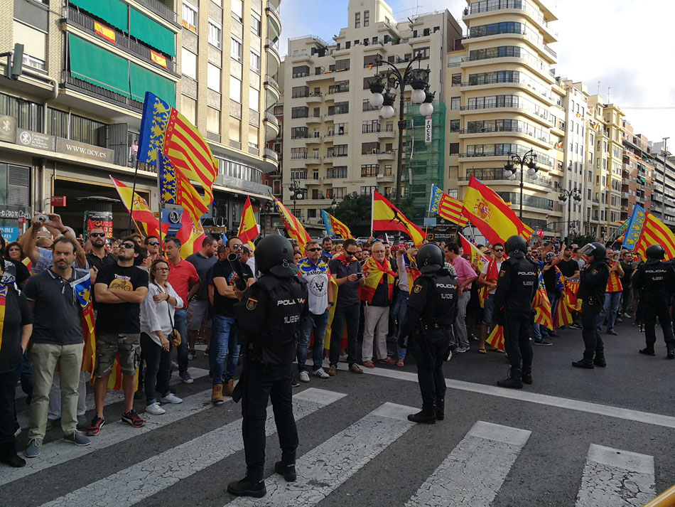 Los antidisturbios tuvieron que formar un cordón policial para impedir las agresiones de grupos ultras a manifestantes de la CUP y Arran en el 9 de Octubre en Valencia. 