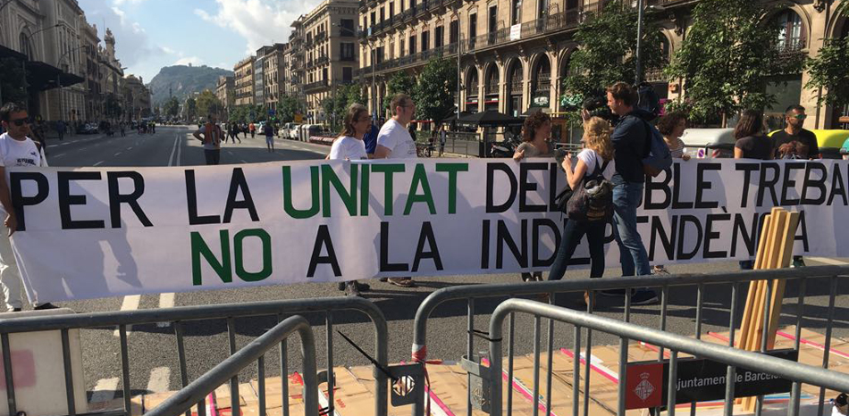 Una pancarta por la unidad de España en el acceso a Ciutadella