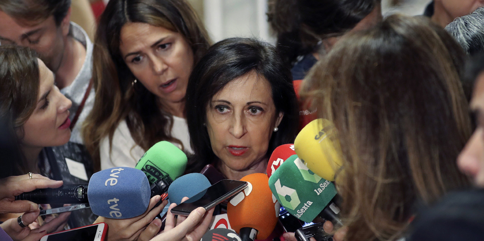 La portavoz del Grupo Socialista en el Congreso de los Diputados, Margarita Robles, contesta a  los periodistas tras la reunión de la Junta de Portavoces, celebrada hoy