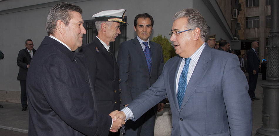 El director general de la Guardia Civil, José Manuel Holgado, y el ministro del Interior, Juan Ignacio Zoido
