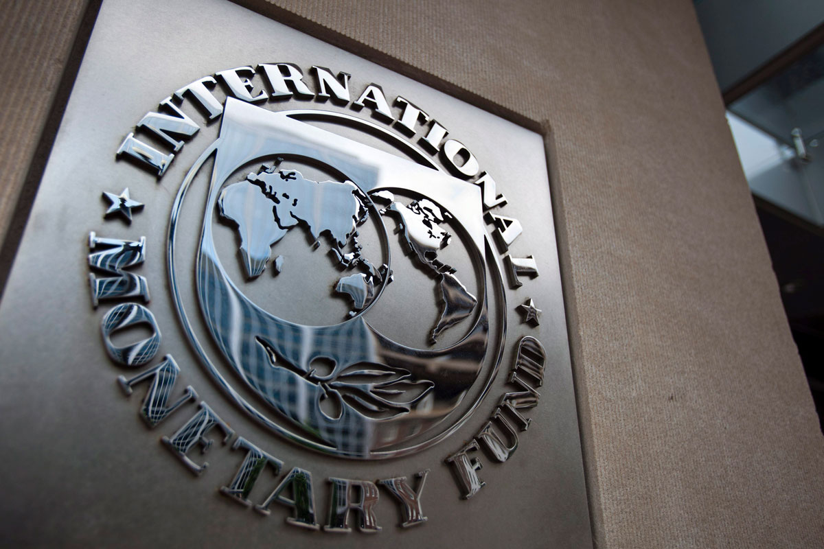 Logotipo del FMI, colocado en la entrada de un edificio de la sede en Washington