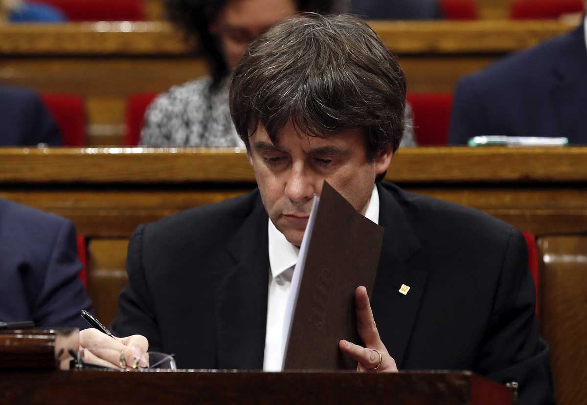 El expresidente de la Generalitat, Carles Puigdemont, en el que era su escaño del Parlament
