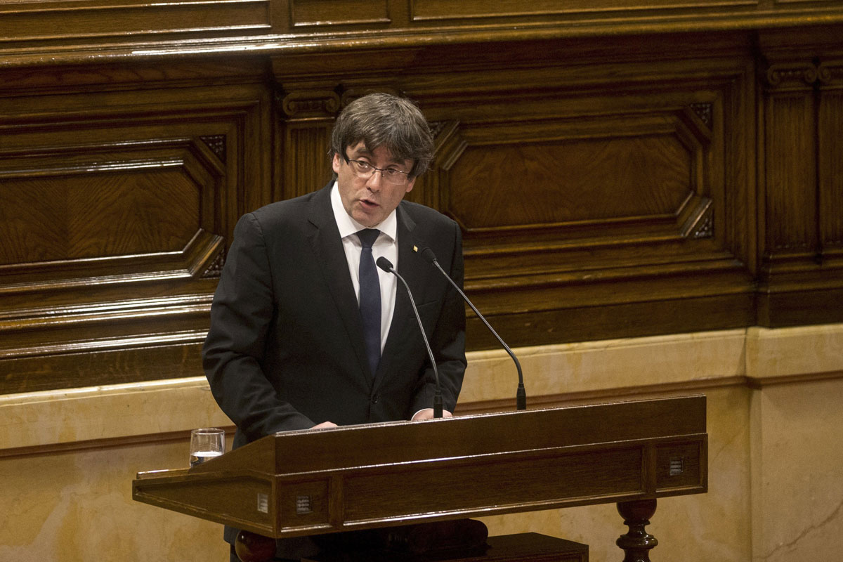 El presidente de la Generalitat, Carles Puigdemont, durante su comparecencia hoy en el Parlament. 